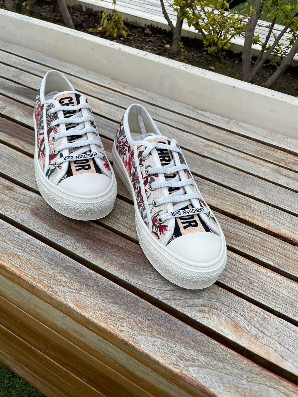 Tenis bordados flores